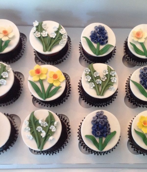 600x700_843550Rtvr_mothers-day-cupcakes-chocolate-cupcakes-with-chocolate-frosting-and-topped-with-hyacinth-lilly-of-the-valley-amp-daffodil-toppers.jpg