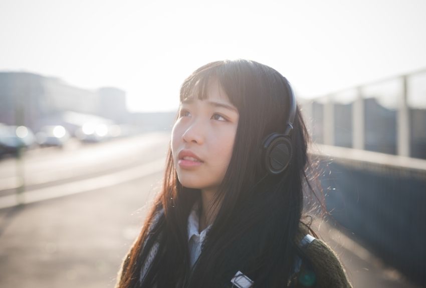 woman-wearing-headphones-850.jpg